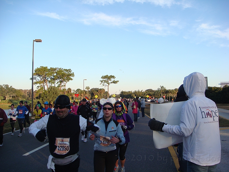 Florida [2010 Jan] 060.JPG - Scenes from the Disney World Marathon